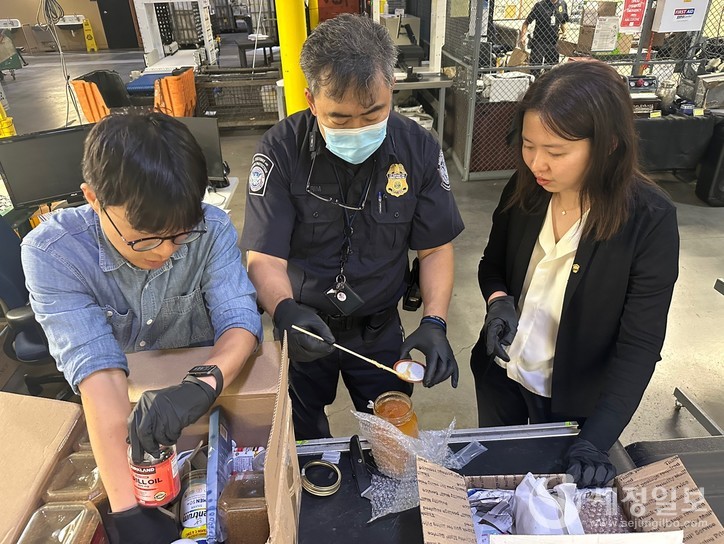 합동검사 장면 [사진: 관세청]