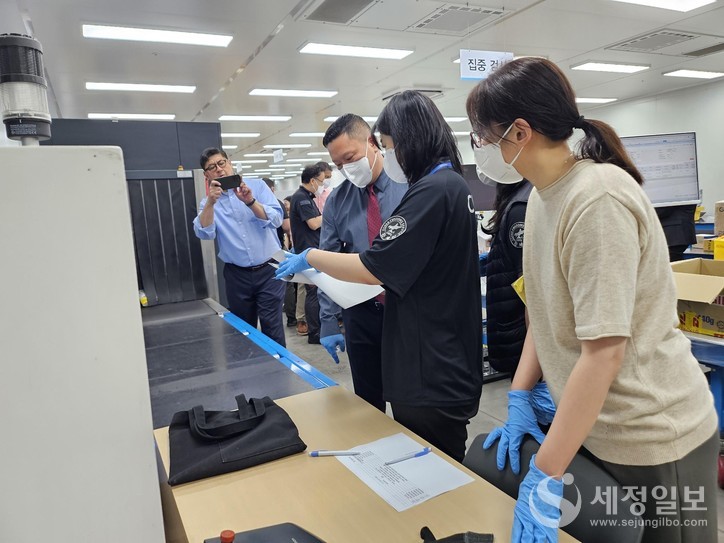 합동검사 장면 [사진: 관세청]