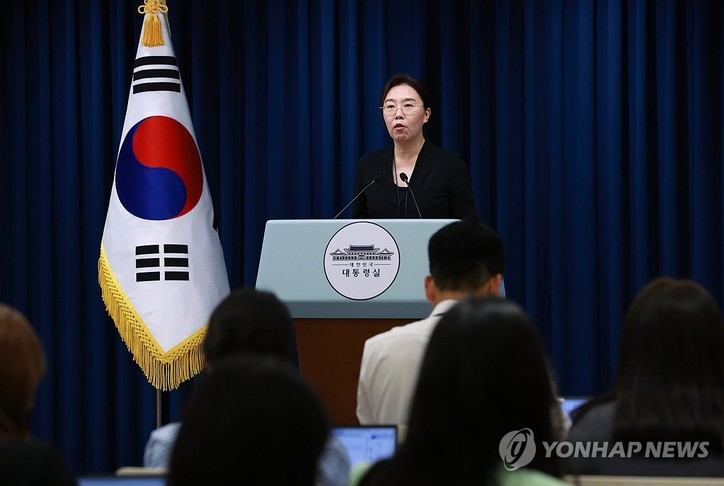 강유정 대통령실 대변인이 24일 서울 용산 대통령실 청사에서 현안 브리핑을 하고 있다.