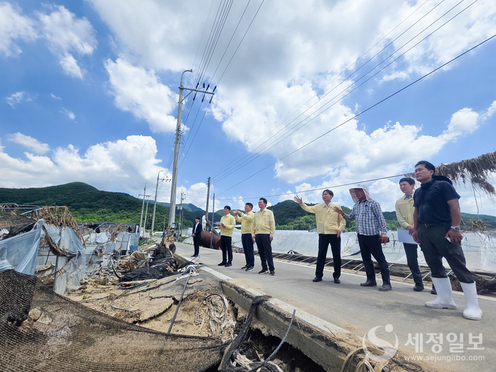 임광현 국세청장이 폭우로 피해를 입은 주민들로부터 피해상황을 듣고 있다. [사진: 국세청]