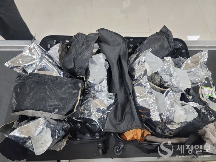 김포공항세관은 케타민 약 24kg을 여행 가방 속에 숨겨 밀수입 시도한 중국 국적 A씨를 검거하고, ‘특정범죄 가중처벌 등에 관한 법률’ 위반혐의로 서울남부지검에 송치해 구속 기소했다. [사진: 관세청]