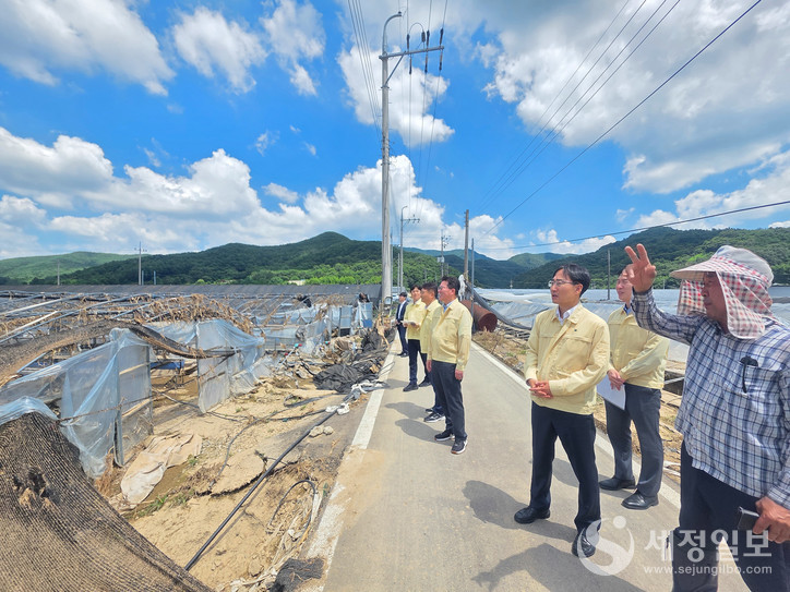임광현 국세청장이 지난달 25일 경남 산청군 폭우 피해지역을 살피고 있다. 