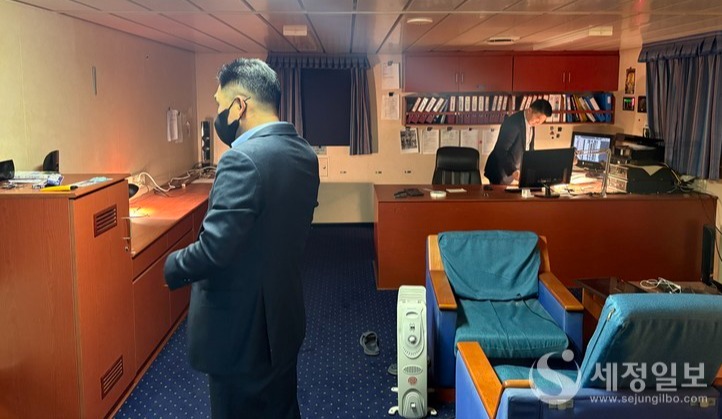 부산세관과 부산지검 직원들이 선박 전체 검사를 진행하고 있다. [관세청 제공]