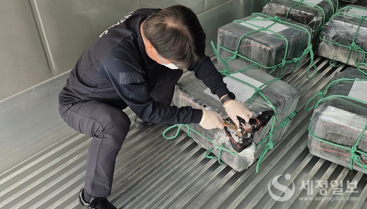 부산세관 직원이 꾸러미 내부 확인을 위해 포장지를 해체하고 있다. [관세청 제공]