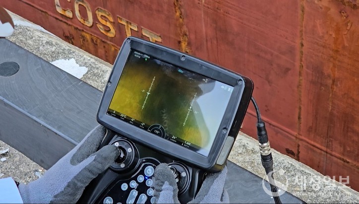 부산세관 직원들이 수중드론을 이용하여 해당 선박의 선저에 마약이 있는지 수색하고 있다. [관세청 제공]