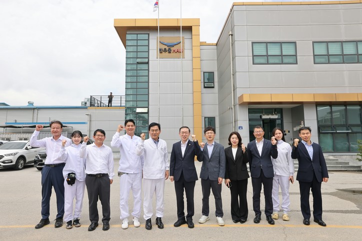 이명구 관세청장(가운데)이 7일 오전 전북 김제에 소재한 농업회사법인(주) 한우물을 방문한 뒤 업체관계자 등과 기념 촬영하고 있다. [사진: 관세청]