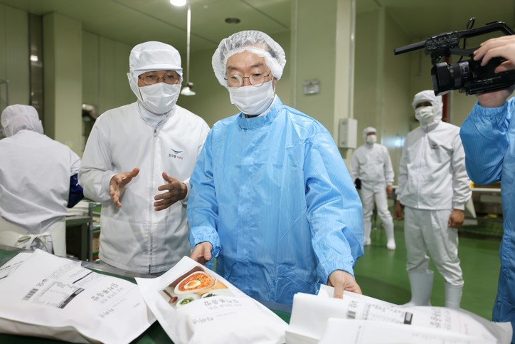 이명구 관세청장(오른쪽)이 7일 오전 전북 김제에 소재한 농업회사법인(주) 한우물을 방문하여 생산현장을 살펴보고 있다.