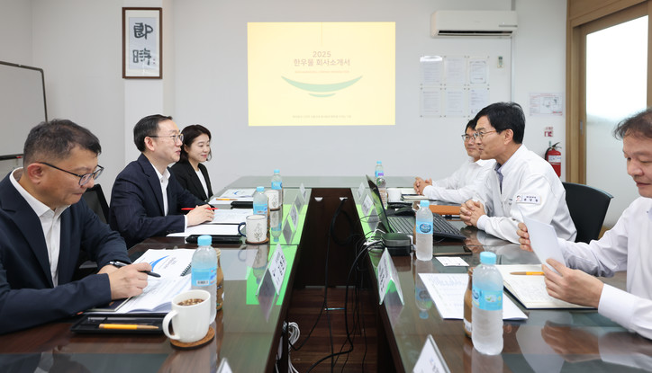 이명구 관세청장(왼쪽 가운데)이 7일 오전 전북 김제에 소재한 농업회사법인(주) 한우물을 방문하여 업체관계자들과 간담회를 개최하고 있다.