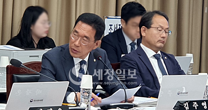 김주영 의원이 국정감사에서 질의하고 있다.