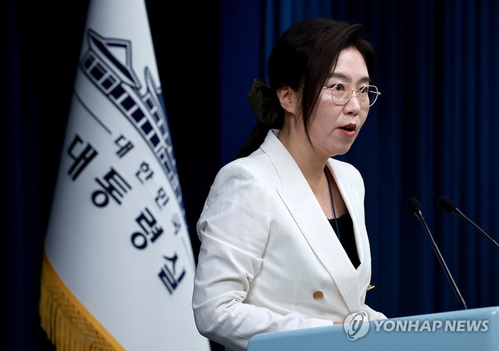 강유정 대통령실 대변인이 12일 서울 용산 대통령실 청사에서 한미 정상회담 개최 관련 브리핑을 하고 있다.