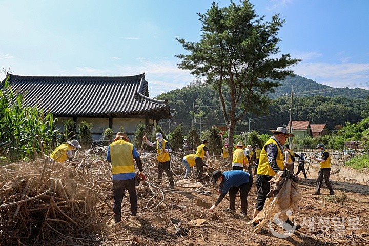 중부지방국세청과 남양주세무서 직원들은 12일 가평군 조종면을 찾아 수해복구 자원봉사활동을 펼쳤다. [사진: 중부지방국세청]