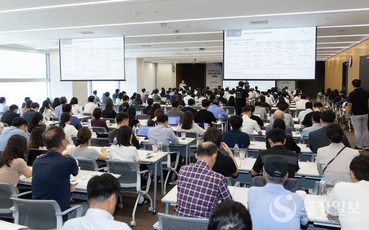 '한·미 관세협상 타결 관련 수출기업 설명회'에서 관세 전문가가 미국 관세정책의 최신 동향 등을 설명하고 있다. [관세청 제공]