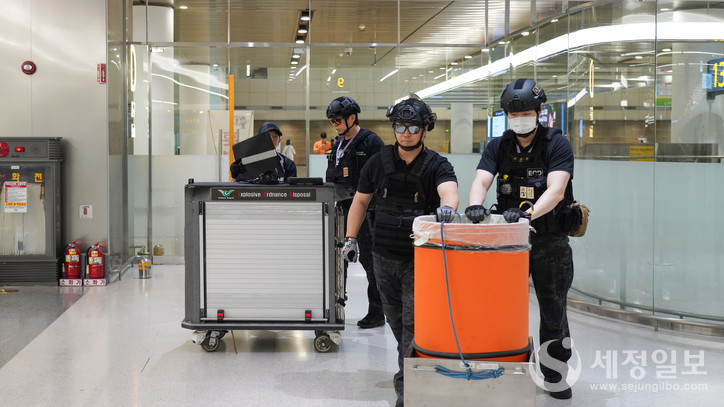 인천공항 폭발물처리반이 인천공항세관에서 실시한 2025년 을지연습 훈련에 참가해 폭발물 발견 시 초동 대응 절차 등을 점검하고 있다. [관세청 제공]
