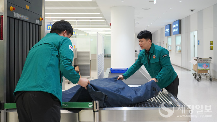 관세청 직원들이 18일 2025년 을지연습의 일환으로 인천공항세관에서 '비상상황 대응역량 강화 훈련'을 하고 있다. [관세청 제공]