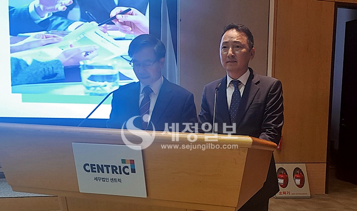 합병 전 이현세무법인 마숙룡 대표세무사와 합병 전 세무법인 대륙아주 강승윤 대표세무사가 합병 경과보고를 하고있다.