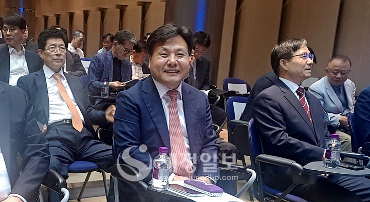 안만식 '세무법인 센트릭' 대표 세무사가 임직원들과 ‘세무법인 CENTRIC’ 출범식 진행과정을 지켜보고 있다.