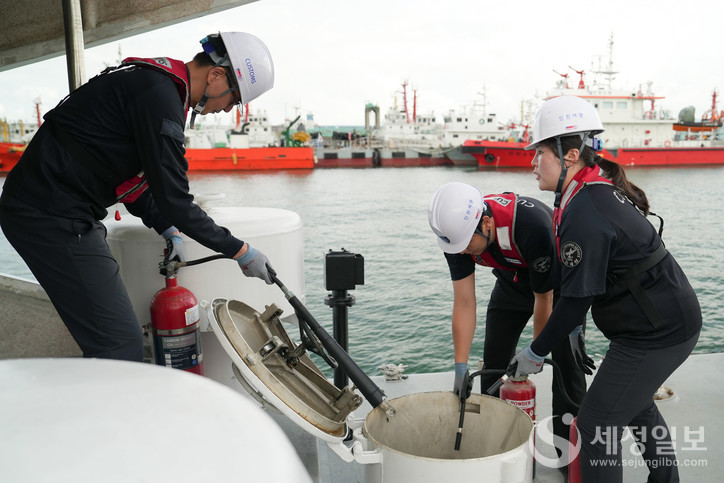 관세청 직원들이 20일 2025년 을지연습의 일환으로 감시정 화재 등에 대비한 '감시정 위기대응 훈련'을 하고 있다. [사진: 관세청]