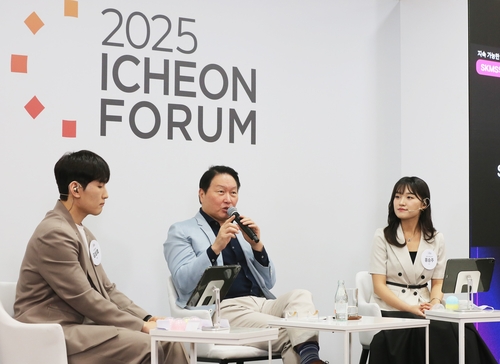 최태원 SK그룹 회장이 지난 20일 SK서린사옥에서 열린 '이천포럼 2025' 폐막 세션에서 구성원들과 질의응답 시간을 갖고 있다.