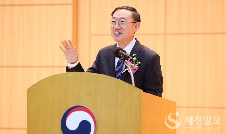 이명구 관세청장이 기념사를 하고 있다. [사진: 관세청]