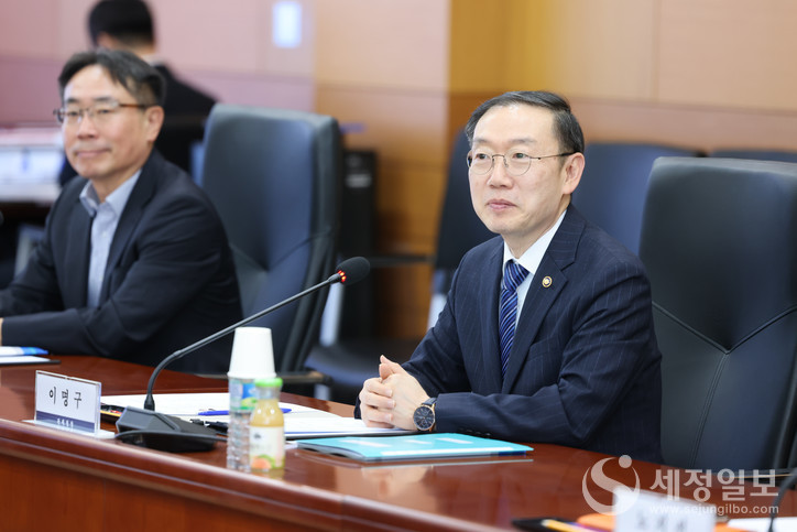 이명구 관세청장이 전자상거래 수출업체와의 간담회에서 업체 의견을 청취하고 있다. [사진: 관세청]