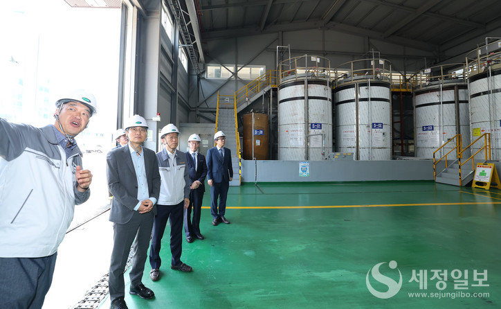 임광현 국세청장(좌에서 두번째)이 시화국가산업단지의 입주기업을 둘러보며 설명을 듣고 있다.  [사진: 국세청]