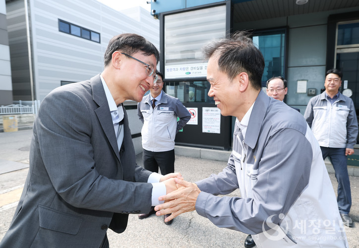 임광현 국세청장은 29일 시화국가산업단지의 입주기업을 방문해 현장소통 간담회를 가졌다. [사진: 국세청]