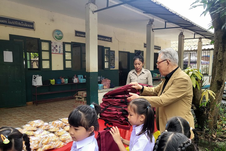 2일 라오스 농리안 학교 입학식에서 김성일 회장이 학생들에게 학용품 등을 전달하고 있다.