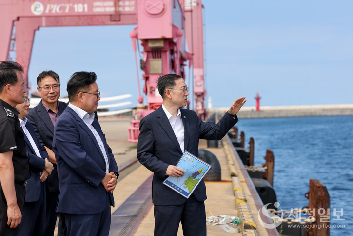 3일 포항 영일만항을 방문해 「2025 경주 APEC 정상회의」 행사 참석자들의 입·출국 편의를 위한 여행자 통관지원 준비 상황을 점검하고 있는 이명구 관세청장(우). [사진: 관세청]