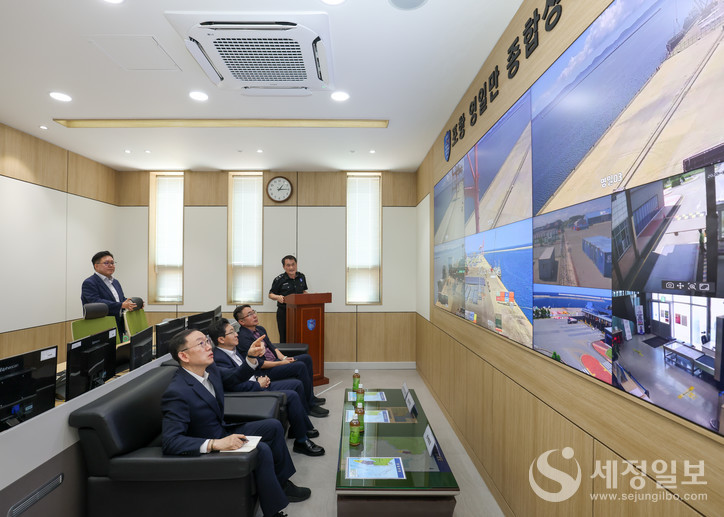 3일 이명구 관세청장이 포항세관을 방문해 「2025 경주 APEC 정상회의」 행사 참석자들의 입·출국 편의를 위한 여행자 통관지원 준비 상황을 점검하고 있다. [사진: 관세청]