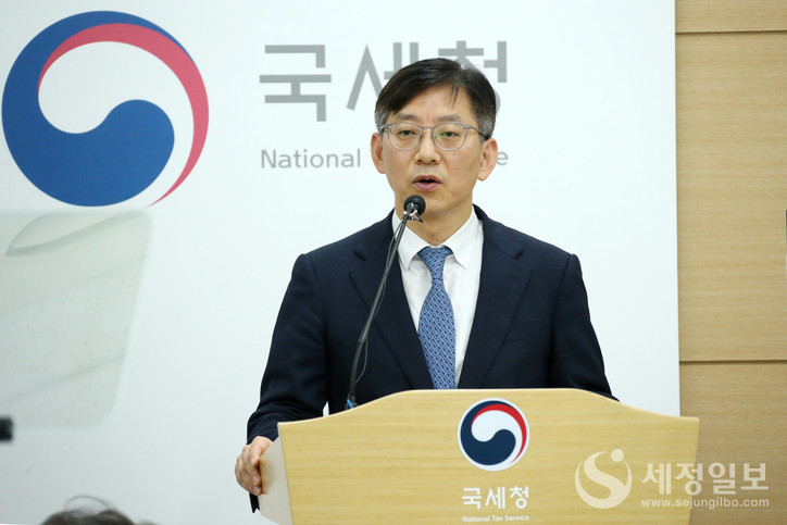 안덕수 국세청 징세법무국장이 4일 세종시 국세청 기자실에서 ‘국세 체납관리단’ 출범에 대한 브리핑을 하고 있다. [사진: 국세청]