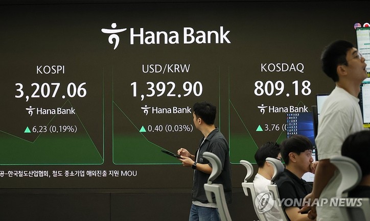 5일 서울 중구 하나은행 본점 딜링룸 전광판에 실시간 코스피와 원/달러 환율, 코스닥 지수가 표시돼 있다.