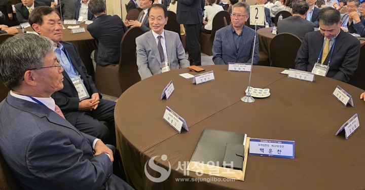 허종구, 이희수, 전형수, 임화석, 김형돈 전 심판원장들이 환담하고 있다.