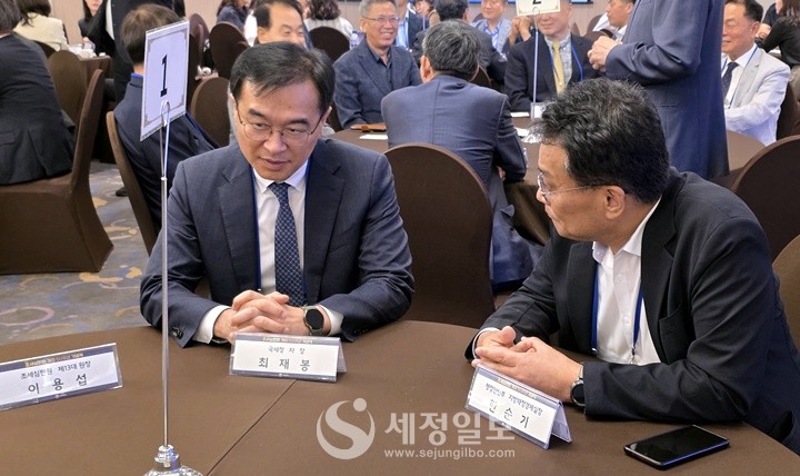 최재봉 국세청 차장과 한순기 행안부 지방재정경제실장이 환담하고 있다.