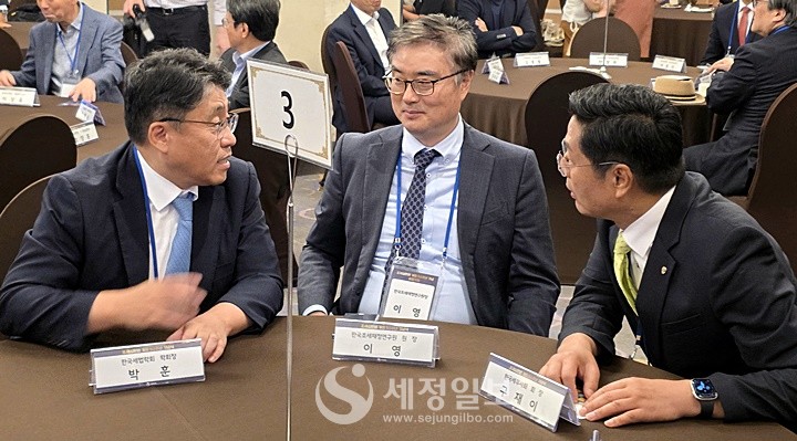 박훈 서울시립대교수, 이영 한국조세재정연구원장, 구재이 세무사회장이 환담하고 있다.