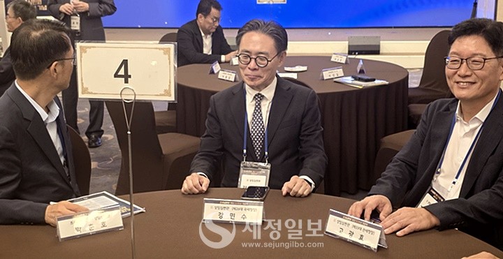 이날 조세심판원 50주년 기념식에는 전임 강민수 국세청장, 고광효 전 관세청장도 참석해 축하를 보냈다.