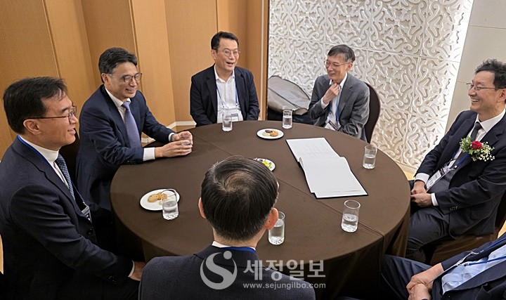 이상길 심판원장이 참석자들과 환담하고 있다. 사진 맨 좌측이 최재봉 국세청 차장이다.