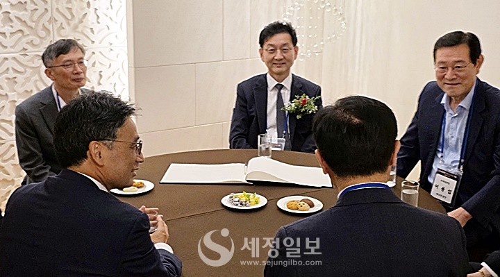 이용섭 전 조세심판원장(맨 오른쪽), 이상길 심판원장, 최재봉 국세청 차장, 박금철 세제실장이 환담하고 있다.