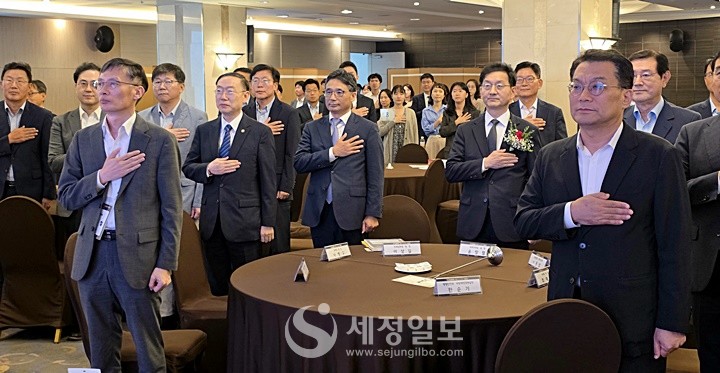 조세심판원 50주년 기념식 참석자들이 국민의례를 하고 있다.