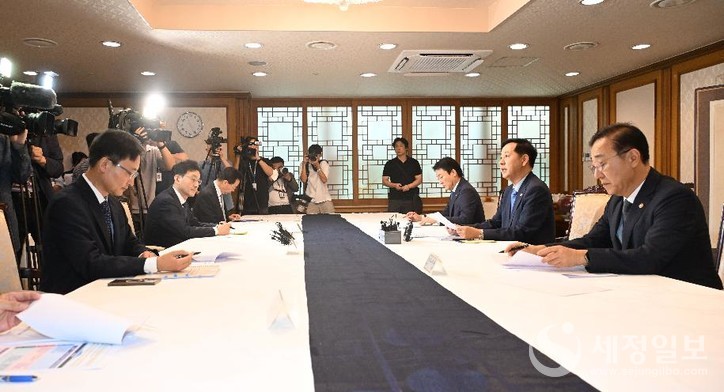 구윤철 부총리 겸 기획재정부 장관이 9월 7일 오전 서울 종로구 정부서울청사에서 열린 '부동산관계장관회의'를 주재, 모두발언을 하고 있다. [사진: 기획재정부]
