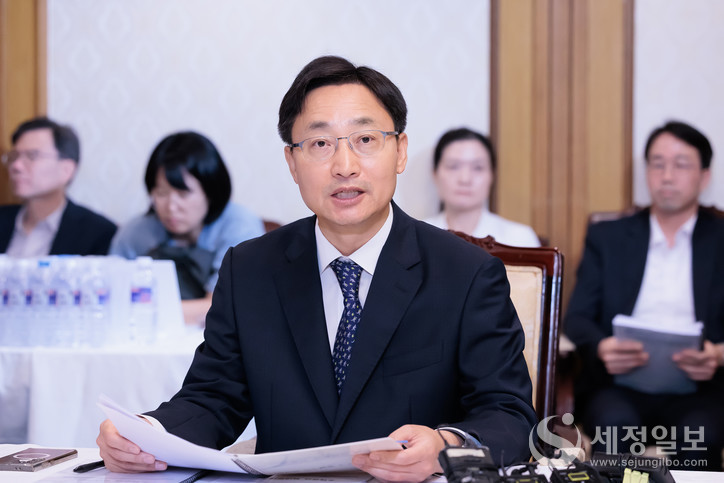 임광현 국세청장은 '부동산 관계장관회의'에 참석해 "부동산을 이용해 정당한 세 부담 없이 몰래 부를 이전하거나 자산을 증식할 수 있다는 잘못된 인식이 바로 잡힐 수 있게 하겠다"고 말했다. [사진: 국세청]