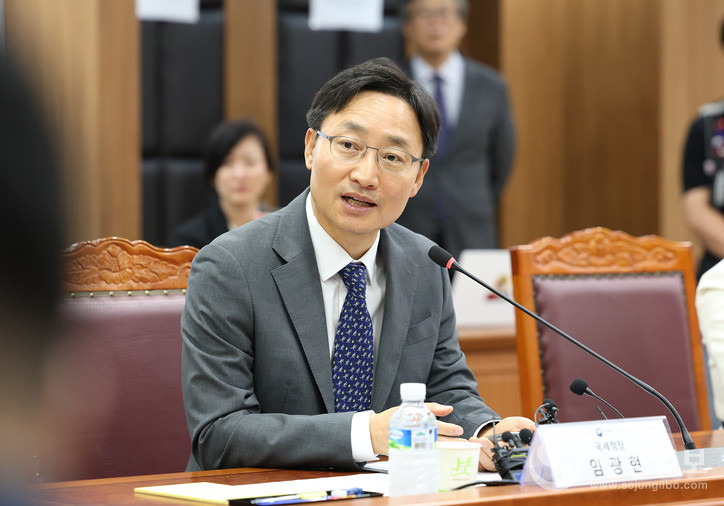 임광현 국세청장이 간담회에서  “민생대책의 일환으로 영세 납세자가 수수료 없이 간편하게 환급을 받을 수 있도록 10일부터 국세청이 알아서 소득세 환급금을 찾아 안내한다”고 밝혔다. [사진: 국세청]