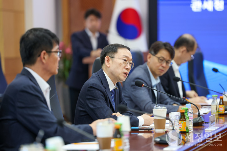 이명구 관세청장이 서울본부세관에서 열린 전국 감사담당관 회의에서 모두 발언하고 있다.[관세청 제공]