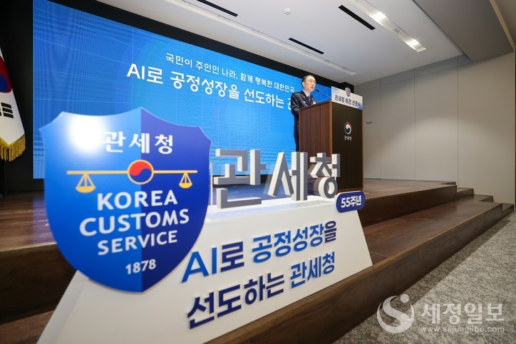 이명구 관세청장이 15일(월) 서울세관에서 열린 비전선포식에서 기념사를 하고 있다. [사진: 관세청]