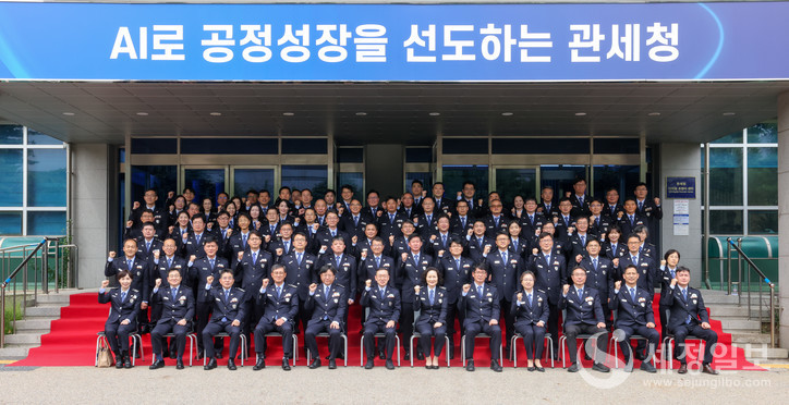 이명구 관세청장(앞줄 왼쪽에서 여섯 번째)이 15일(월) 서울세관에서 열린 비전선포식에서 관세청 간부들과 기념 촬영하고 있다. [사진: 관세청]