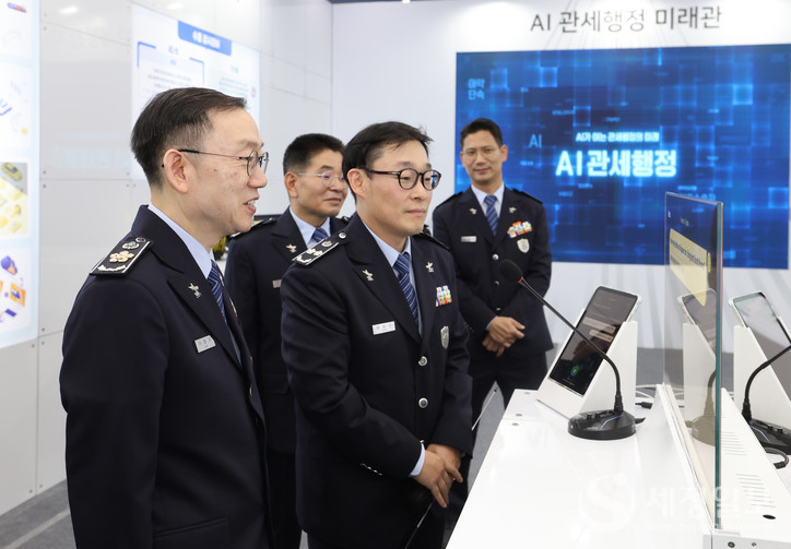 이명구 관세청장(왼쪽)이 15일(월) 서울세관에 마련된 ‘AI 관세행정 미래관’에서 관세행정의 업무분야별 미래모습을 관람하고 있다. [사진: 관세청]