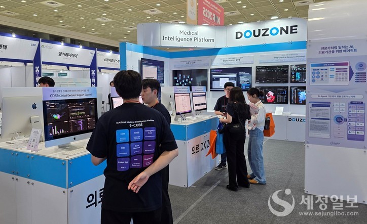  더존비즈온이 서울 코엑스에서 열린 ‘KHF 2025’에서 전시 부스를 열고 참가자들에게 솔루션을 설명하고 있다. [사진: 더존비즈온]