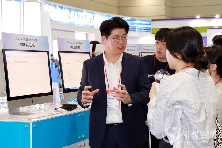 서울 코엑스에서 열린 ‘KHF 2025’에서 더존비즈온은 의료 기관의 디지털전환(DX)부터 AI 적용, 정밀의료로 이어지는 전방위적 의료 혁신과 그 방향성을 제시했다. [사진: 더존비즈온]