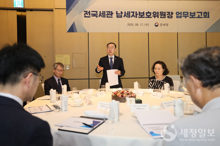 이명구 관세청장(가운데)이 17일 본청 및 전국 6개 본부세관 납세자보호위원장들과의 업무보고회에 앞서 모두 발언하고 있다. [사진: 관세청]