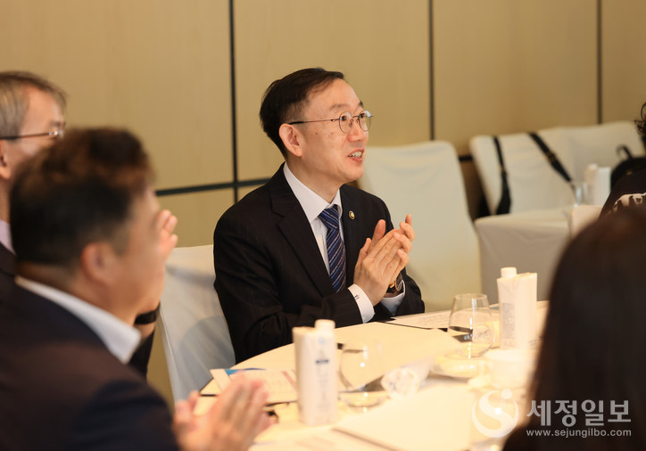 이명구 관세청장(가운데)이 17일 본청 및 전국 6개 본부세관 납세자보호위원장들과 업무보고회를 개최하고 있다. [사진: 관세청]