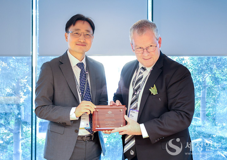 임광현 국세청장이 호주 국세청과 양자회의에서 징수공조 MOU 체결 후 기념패를 교환하고 있다.모습 (호주 국세청장 롭 헤퍼런)